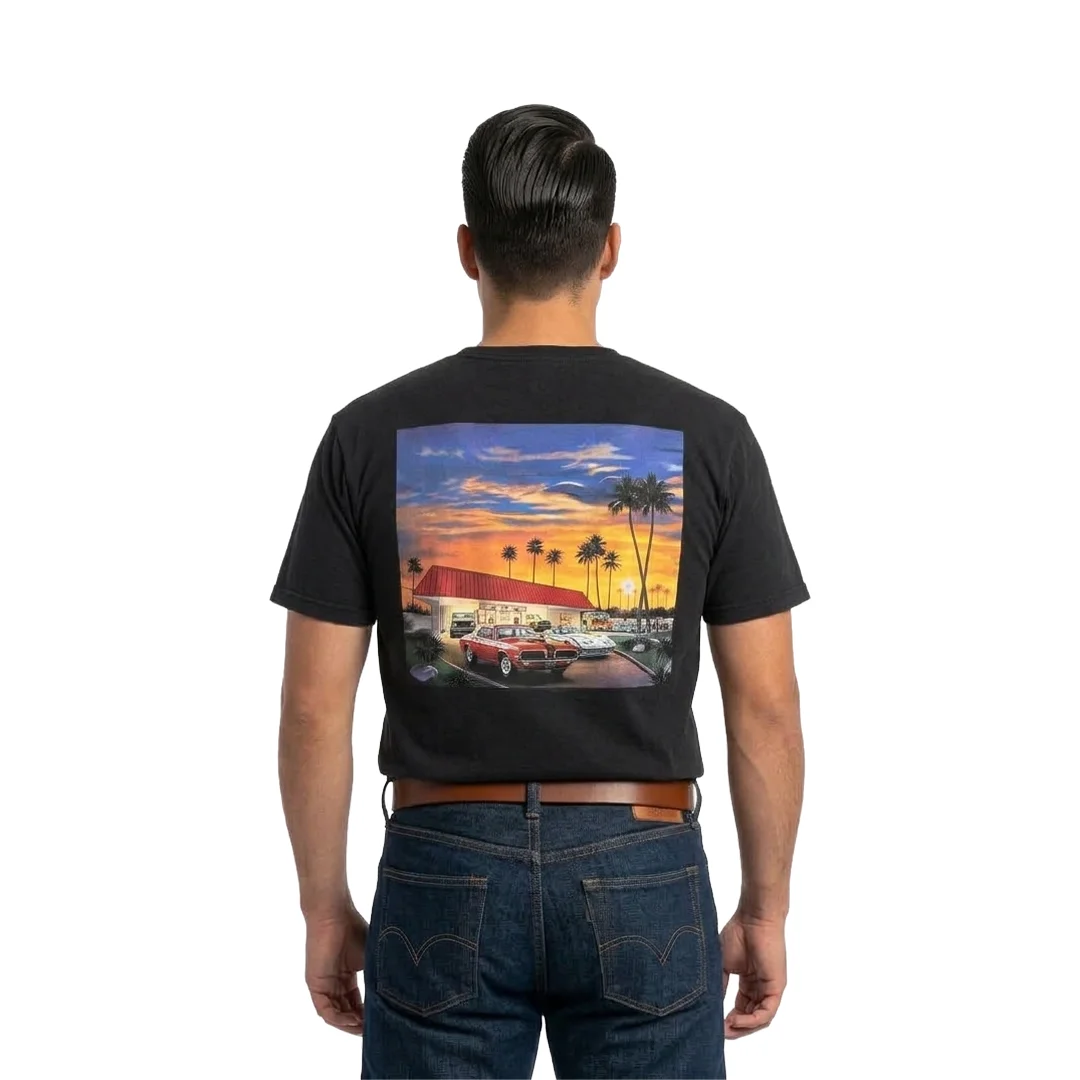 In-N-Out Burger – Texas Sunset Classic Cars Graphic Tee | Playera Retro Americana (Talla Large) - Imagen 2