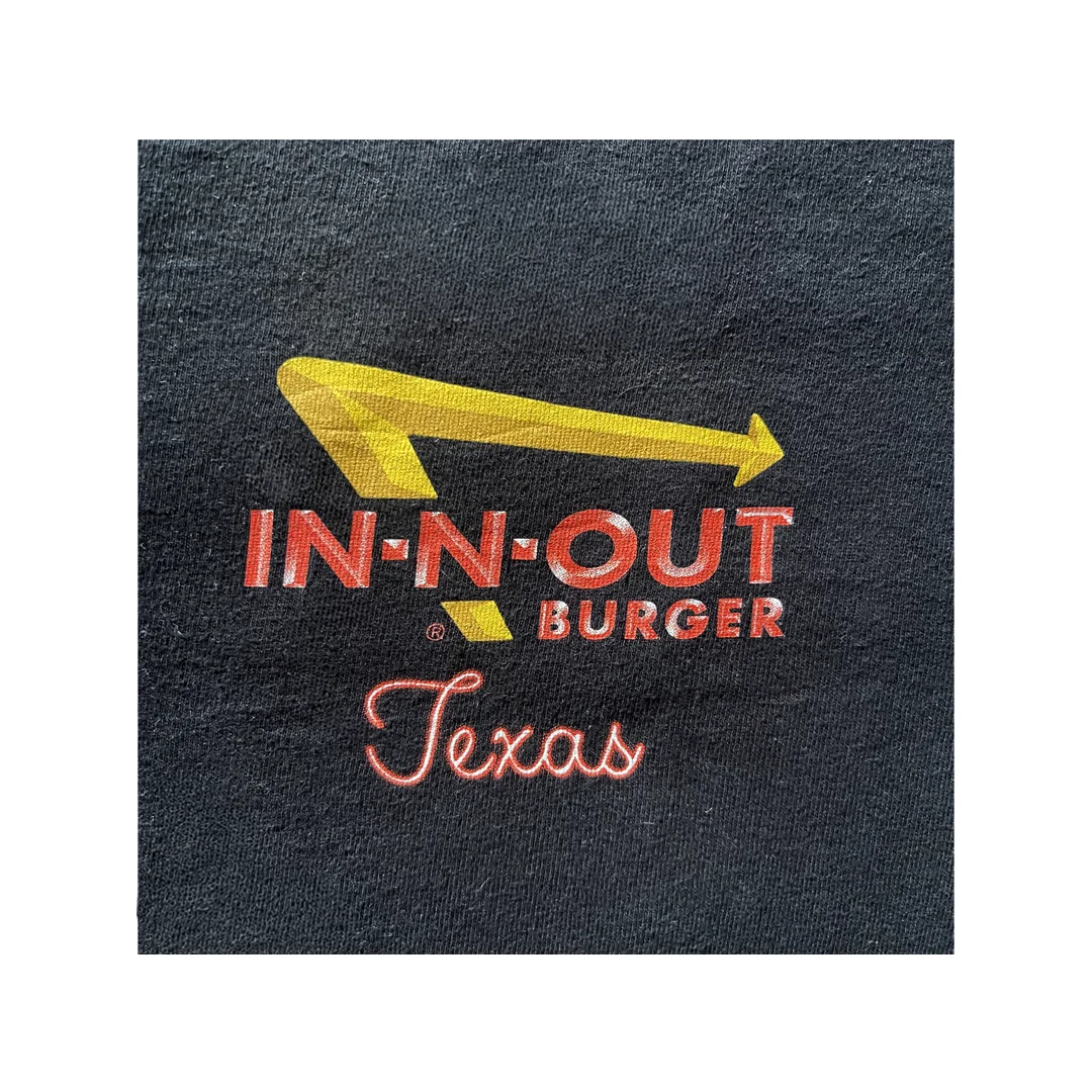 In-N-Out Burger – Texas Sunset Classic Cars Graphic Tee | Playera Retro Americana (Talla Large) - Imagen 3