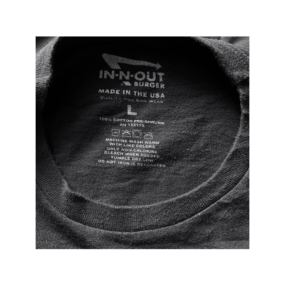 In-N-Out Burger – Texas Sunset Classic Cars Graphic Tee | Playera Retro Americana (Talla Large) - Imagen 4